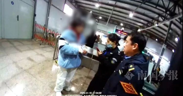 真不能带！广西一火车站内，旅客从口袋掏出一团毛茸茸……还是活的！