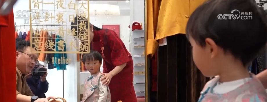 “马年元素+传统工艺”成“新宠”拉升年服热度 国潮热撬动服装市场新增长点