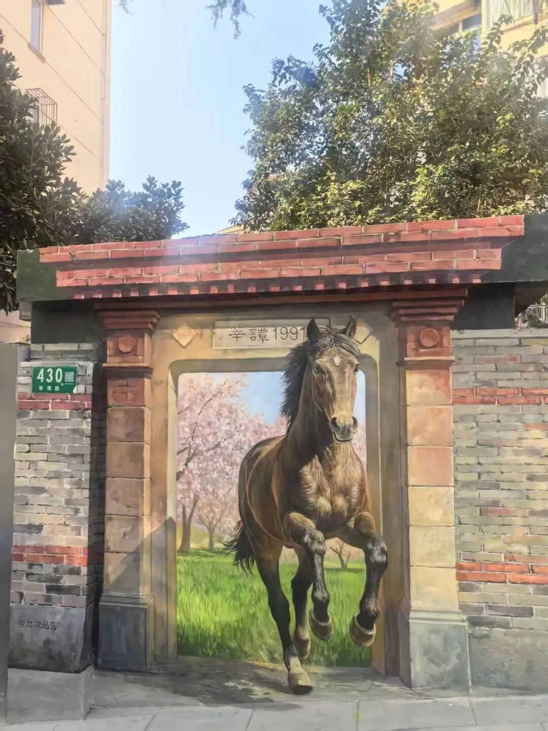 上海这条老街“长满小动物”!路人全在对着树和墙拍照打卡,裸眼3D效果逼真 上海这条老街“长满小动物”!路人全在对着树和墙拍照打卡,裸眼3D效果逼真