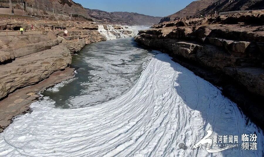 吉县黄河壶口瀑布段现今年首次流凌封河景观