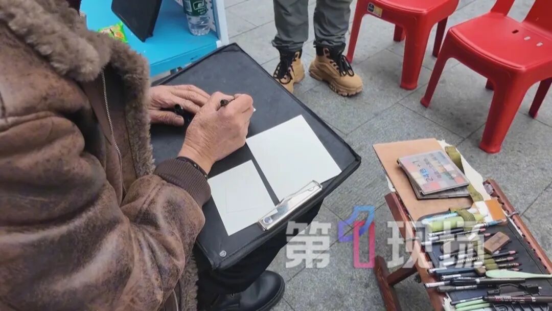 深圳街头“0.5元肖像画”火了！摊主：“减法”艺术，让更多人感受快乐