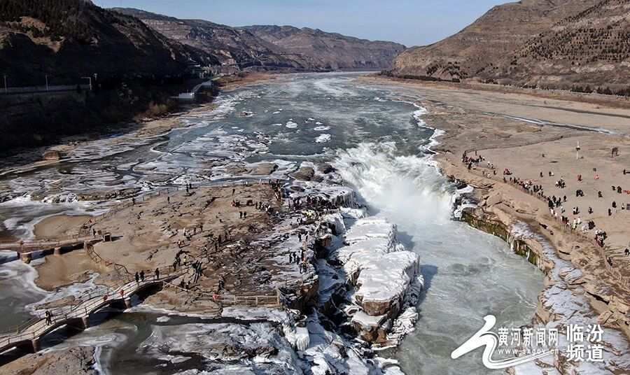 吉县黄河壶口瀑布段现今年首次流凌封河景观