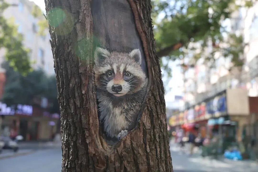 上海这条老街“长满小动物”!路人全在对着树和墙拍照打卡,裸眼3D效果逼真 上海这条老街“长满小动物”!路人全在对着树和墙拍照打卡,裸眼3D效果逼真