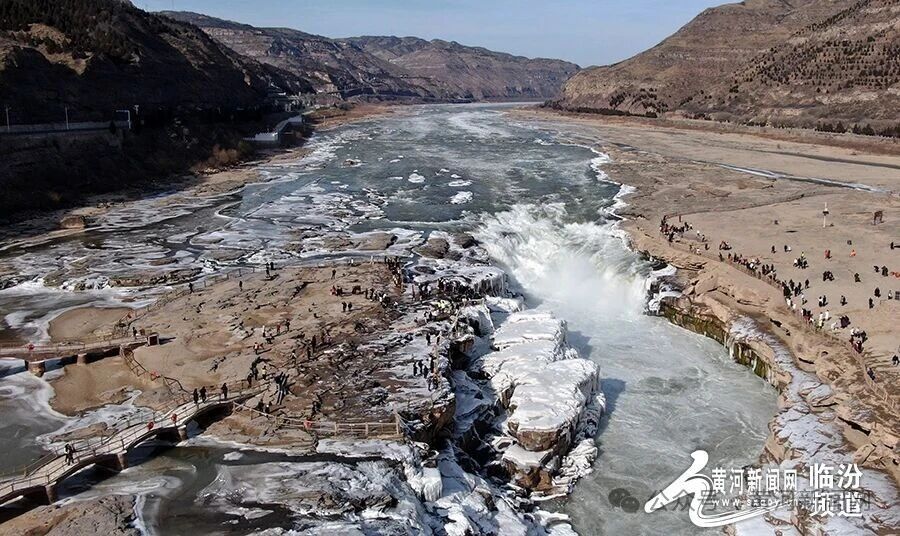 吉县黄河壶口瀑布段现今年首次流凌封河景观