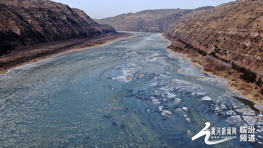 吉县黄河壶口瀑布段现今年首次流凌封河景观