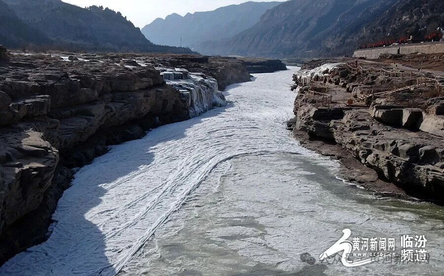 吉县黄河壶口瀑布段现今年首次流凌封河景观