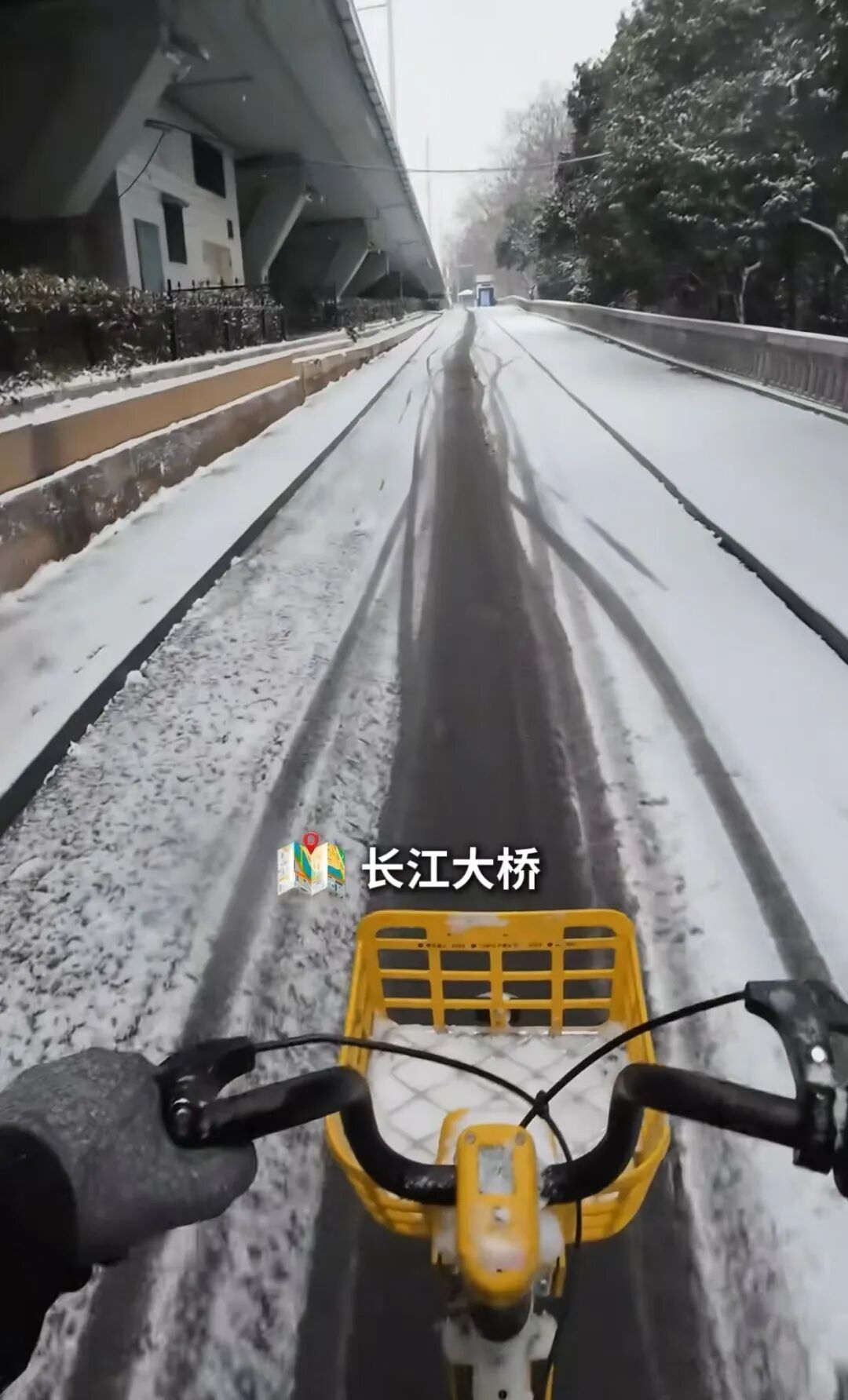 武汉男子自称雪天骑单车17公里上班，多方提示：存较大安全风险，不提倡
