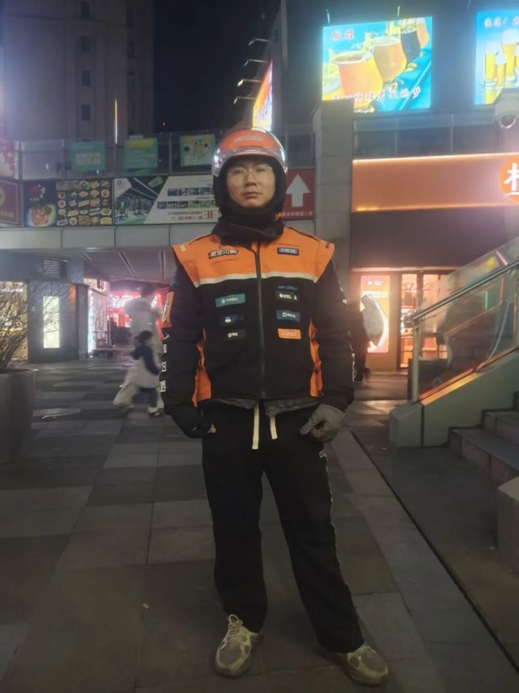 男子听到窗外异响,他忍不住拿起手机拍下:“非常感动” 男子听到窗外异响,他忍不住拿起手机拍下:“非常感动”