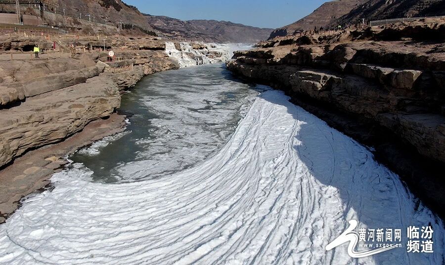 吉县黄河壶口瀑布段现今年首次流凌封河景观