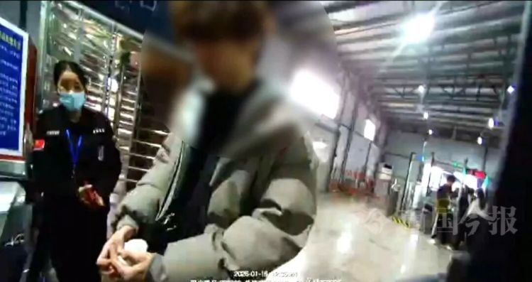 真不能带！广西一火车站内，旅客从口袋掏出一团毛茸茸……还是活的！