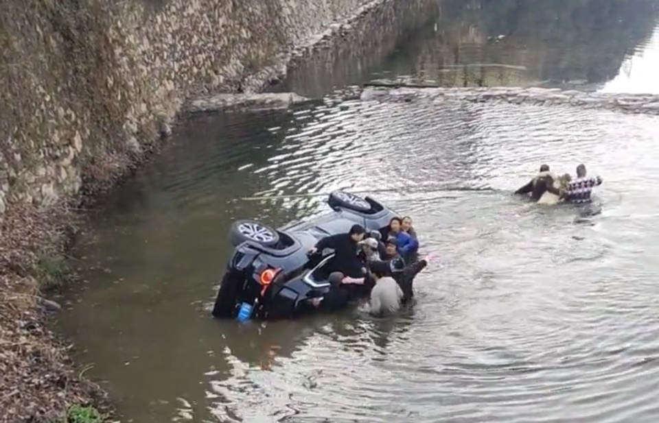 小车坠河！一群村民跳入冰冷刺骨水中救出4人，参与者讲述