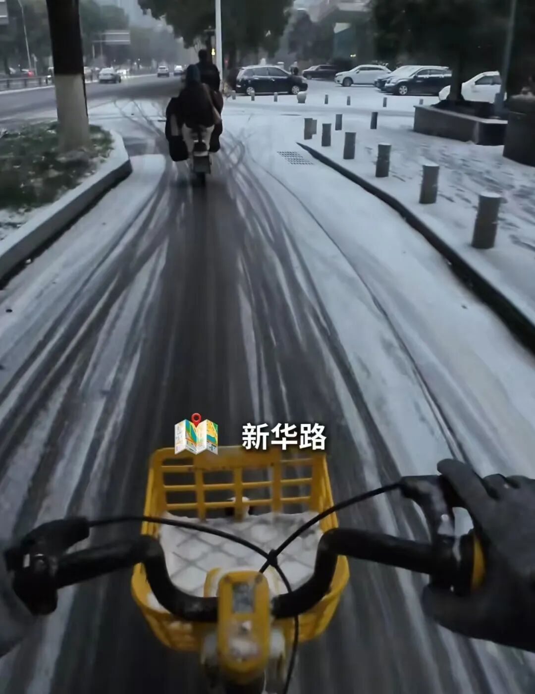 武汉男子自称雪天骑单车17公里上班，多方提示：存较大安全风险，不提倡