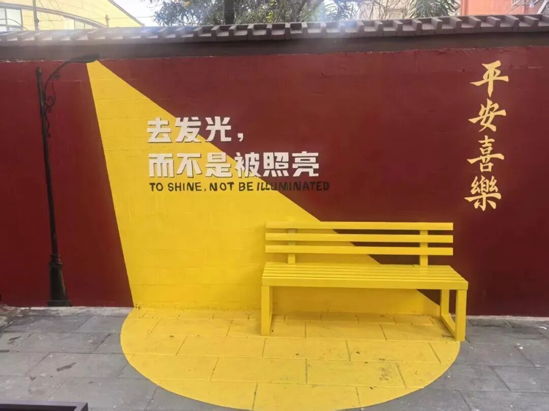 上海这条老街“长满小动物”!路人全在对着树和墙拍照打卡,裸眼3D效果逼真 上海这条老街“长满小动物”!路人全在对着树和墙拍照打卡,裸眼3D效果逼真