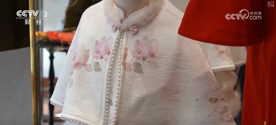 “马年元素+传统工艺”成“新宠”拉升年服热度 国潮热撬动服装市场新增长点