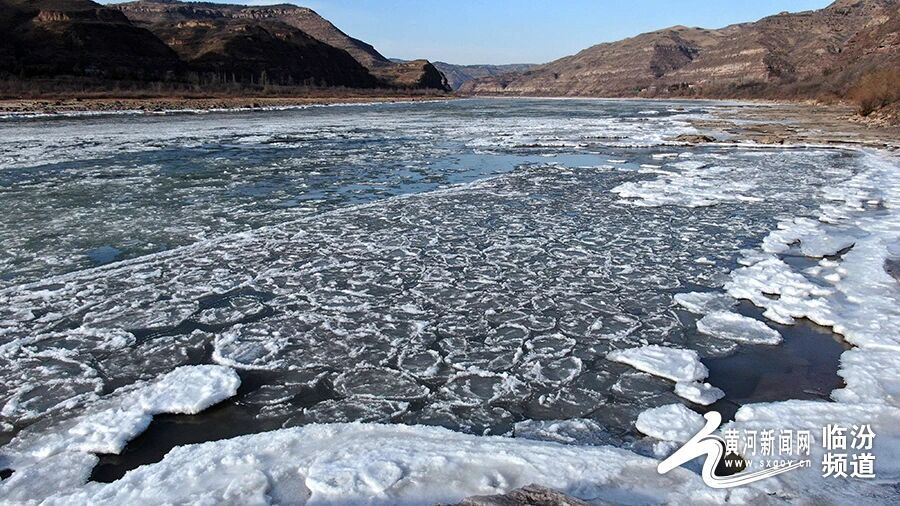 吉县黄河壶口瀑布段现今年首次流凌封河景观