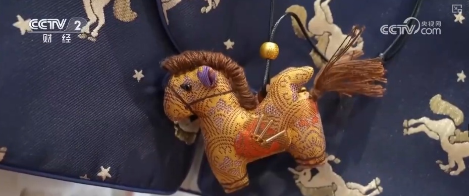 “马年元素+传统工艺”成“新宠”拉升年服热度 国潮热撬动服装市场新增长点