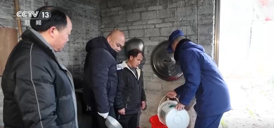 除冰保畅、踏冰送水、指导生产 多部门精准施策办好民生实事保障百姓生产生活