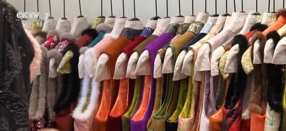 “马年元素+传统工艺”成“新宠”拉升年服热度 国潮热撬动服装市场新增长点