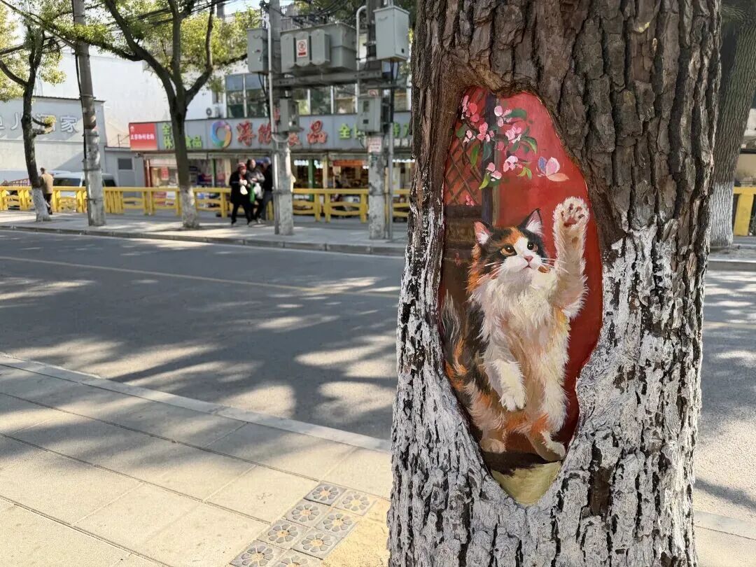 上海这条老街“长满小动物”!路人全在对着树和墙拍照打卡,裸眼3D效果逼真 上海这条老街“长满小动物”!路人全在对着树和墙拍照打卡,裸眼3D效果逼真