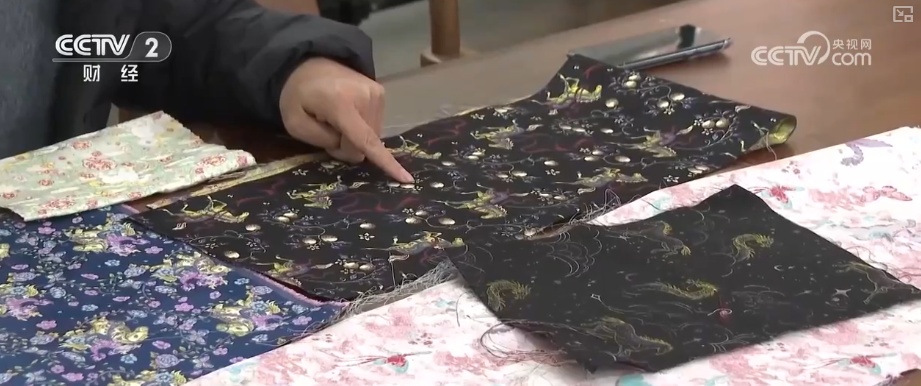 “马年元素+传统工艺”成“新宠”拉升年服热度 国潮热撬动服装市场新增长点