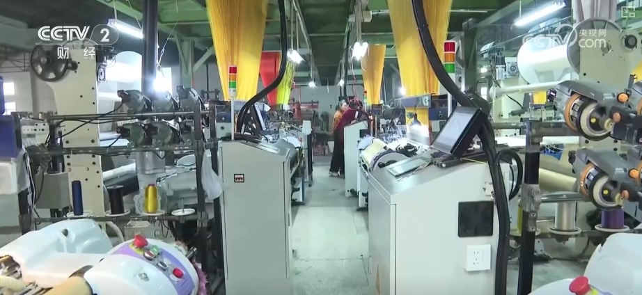 “马年元素+传统工艺”成“新宠”拉升年服热度 国潮热撬动服装市场新增长点