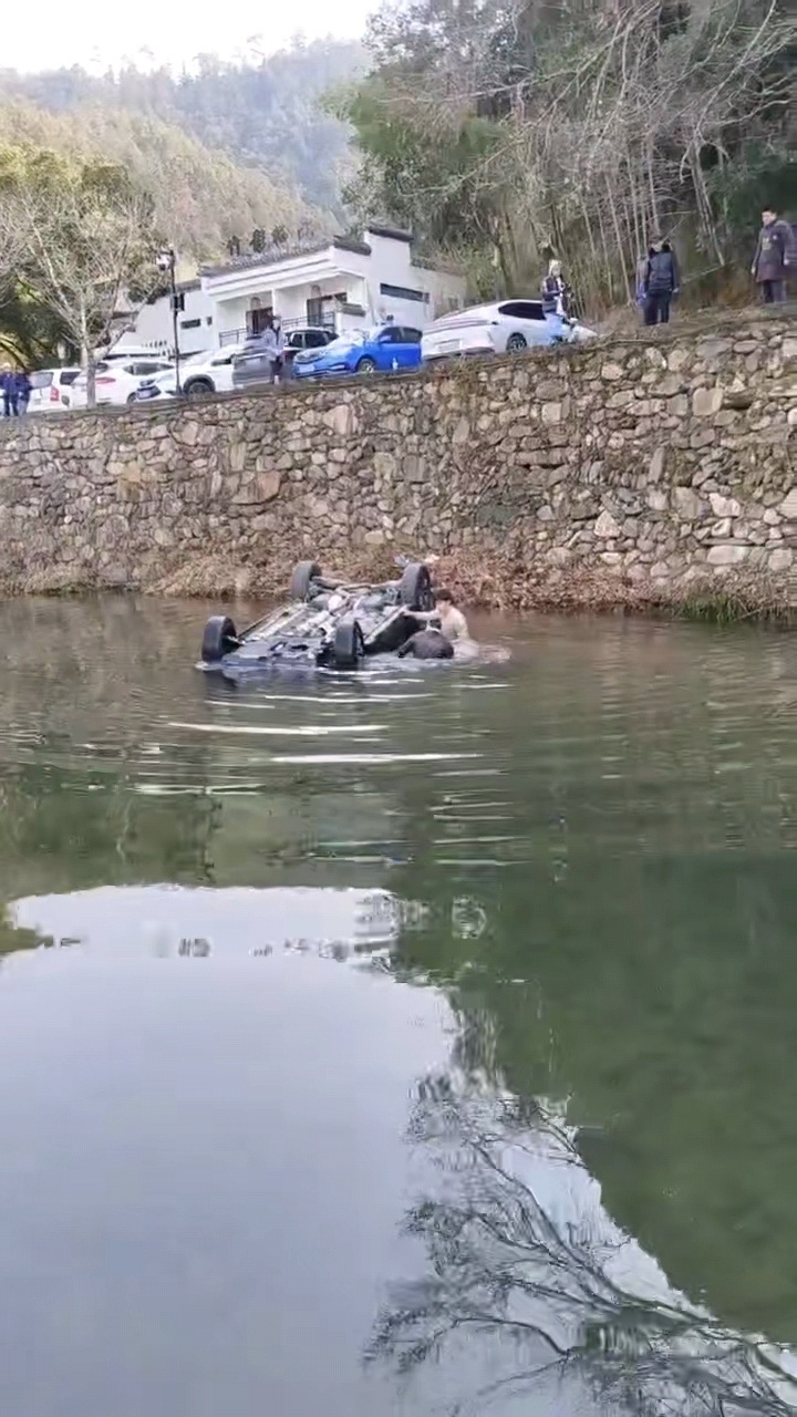 小车坠河！一群村民跳入冰冷刺骨水中救出4人，参与者讲述