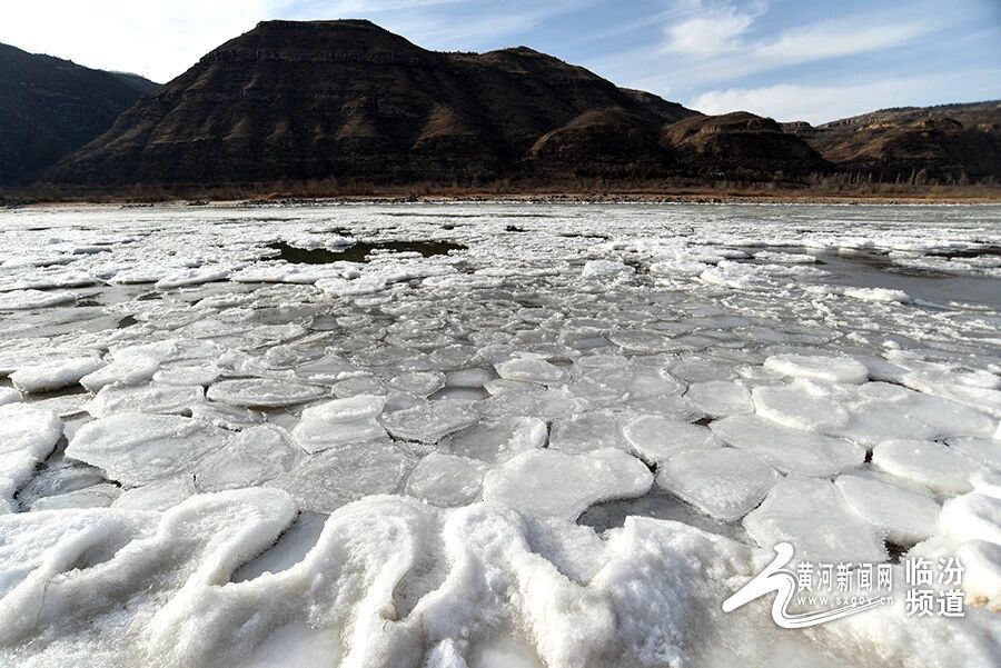 吉县黄河壶口瀑布段现今年首次流凌封河景观