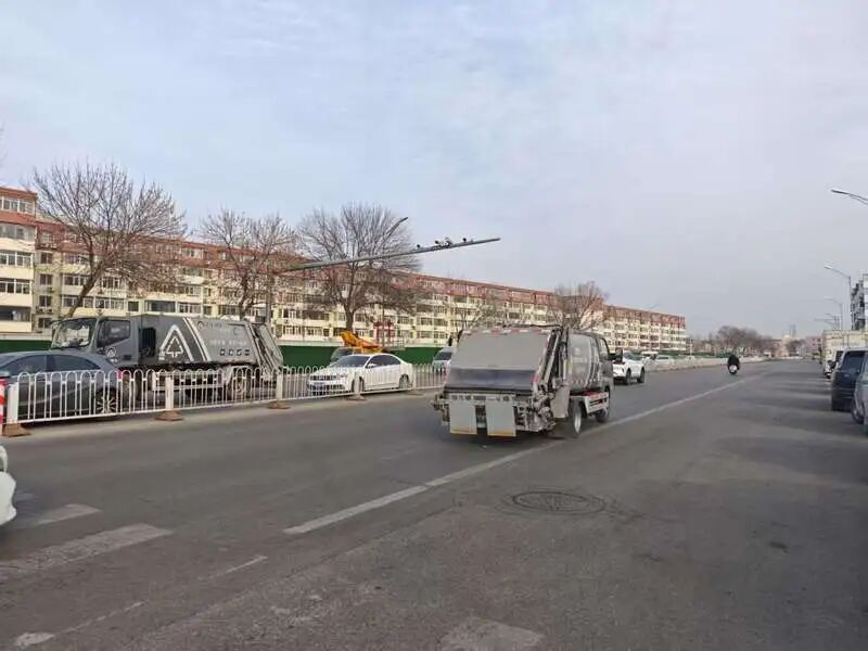 长约1米,底部还有弯钩!北京一车主的轮胎被路面遗撒扎爆,损失谁担? 长约1米,底部还有弯钩!北京一车主的轮胎被路面遗撒扎爆,损失谁担?