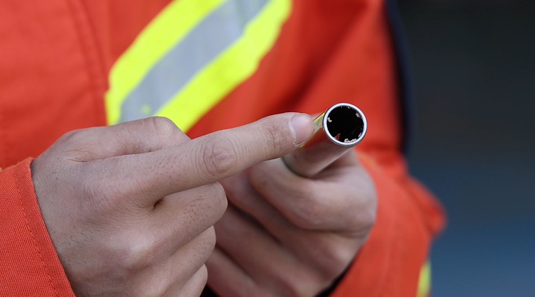 卡手还割肉 家里这种扫把使用时要注意