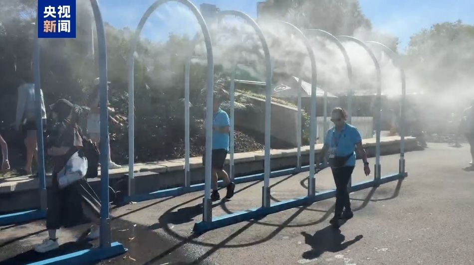 超39摄氏度 澳网露天球场比赛因高温暂停 超39摄氏度 澳网露天球场比赛因高温暂停