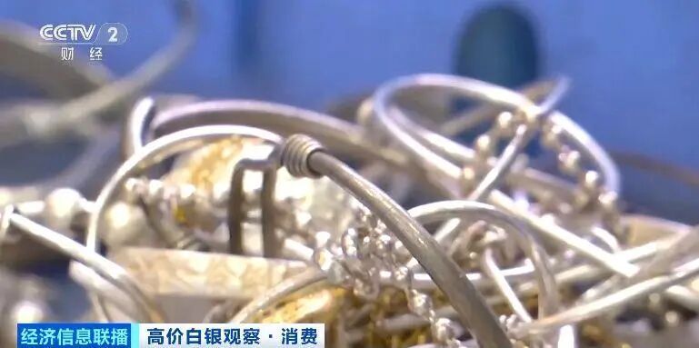 白银价格一年来上涨超200%，工厂加班赶制投资银条