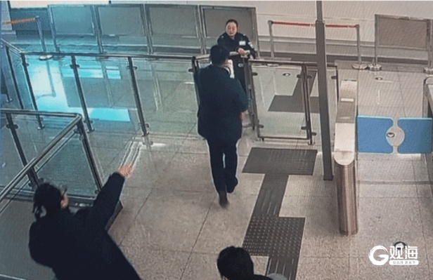 “救救他，快救救他！”青岛地铁6号线上演9分钟生死救援