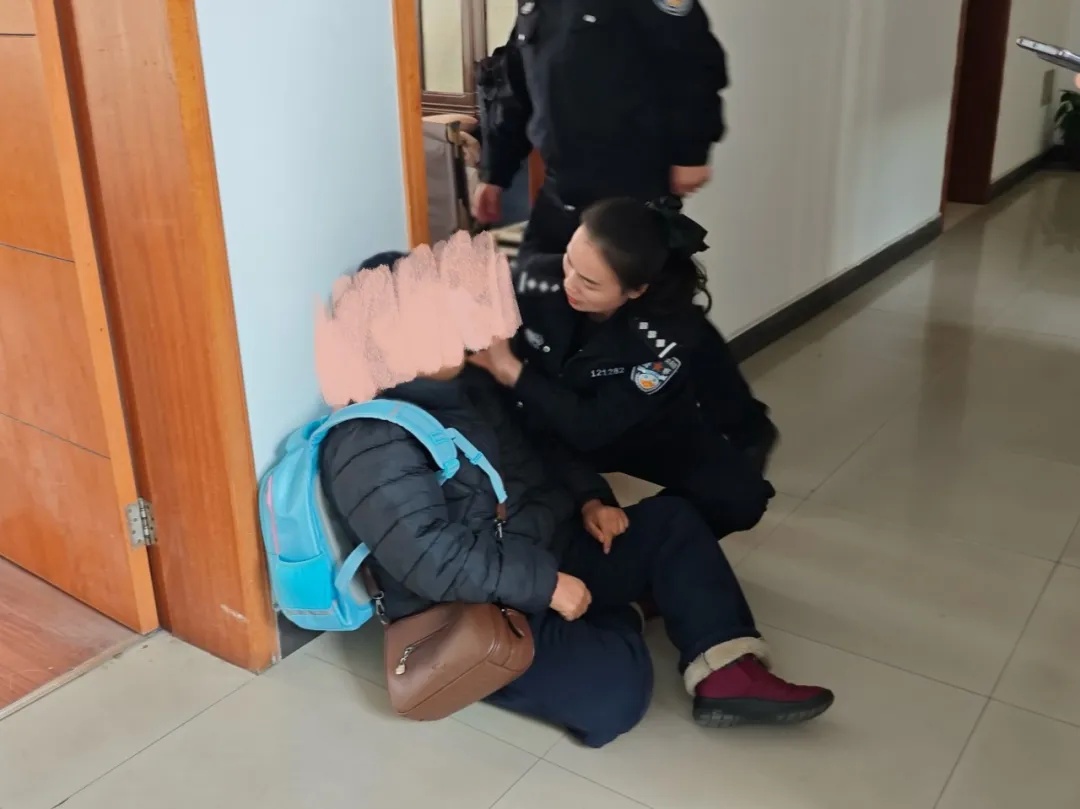 关键时刻,民警亮出“隐藏身份”! 关键时刻,民警亮出“隐藏身份”!