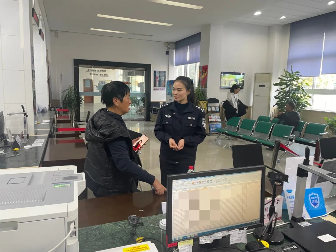 关键时刻,民警亮出“隐藏身份”! 关键时刻,民警亮出“隐藏身份”!