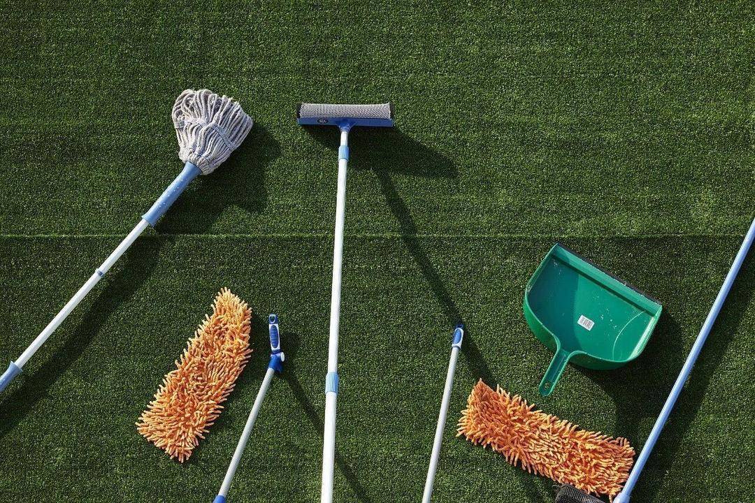 卡手还割肉 家里这种扫把使用时要注意