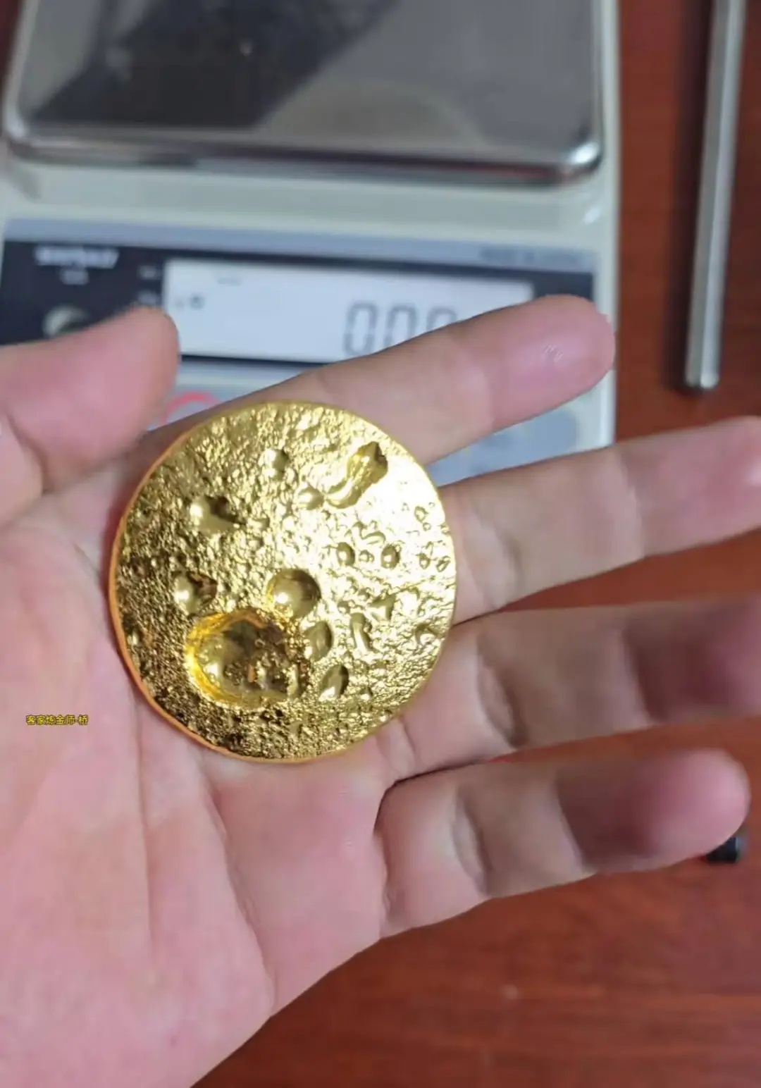 全网炸锅！广东一男子用SIM卡芯片炼出191克黄金？当事人紧急澄清→