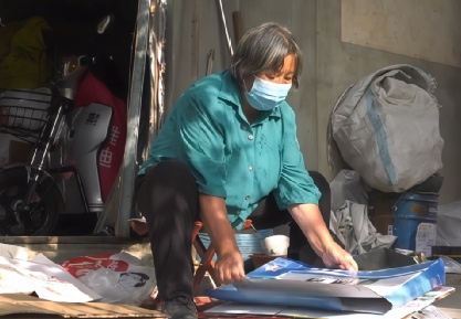 靠扫大街、拾荒助学，28年她捐了40多万元！