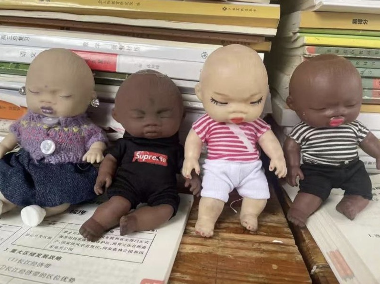 “审丑”消费崛起 年轻人在“不完美”里找解药