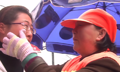 靠扫大街、拾荒助学，28年她捐了40多万元！