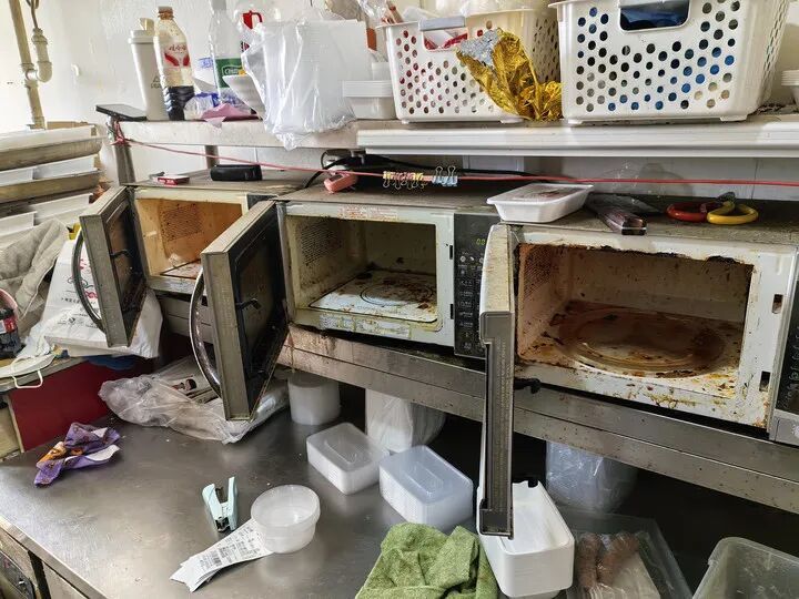 灶台肮脏不堪、厕所与厨房联通……这些“幽灵外卖”，被骑手果断举报！