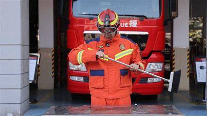 卡手还割肉 家里这种扫把使用时要注意