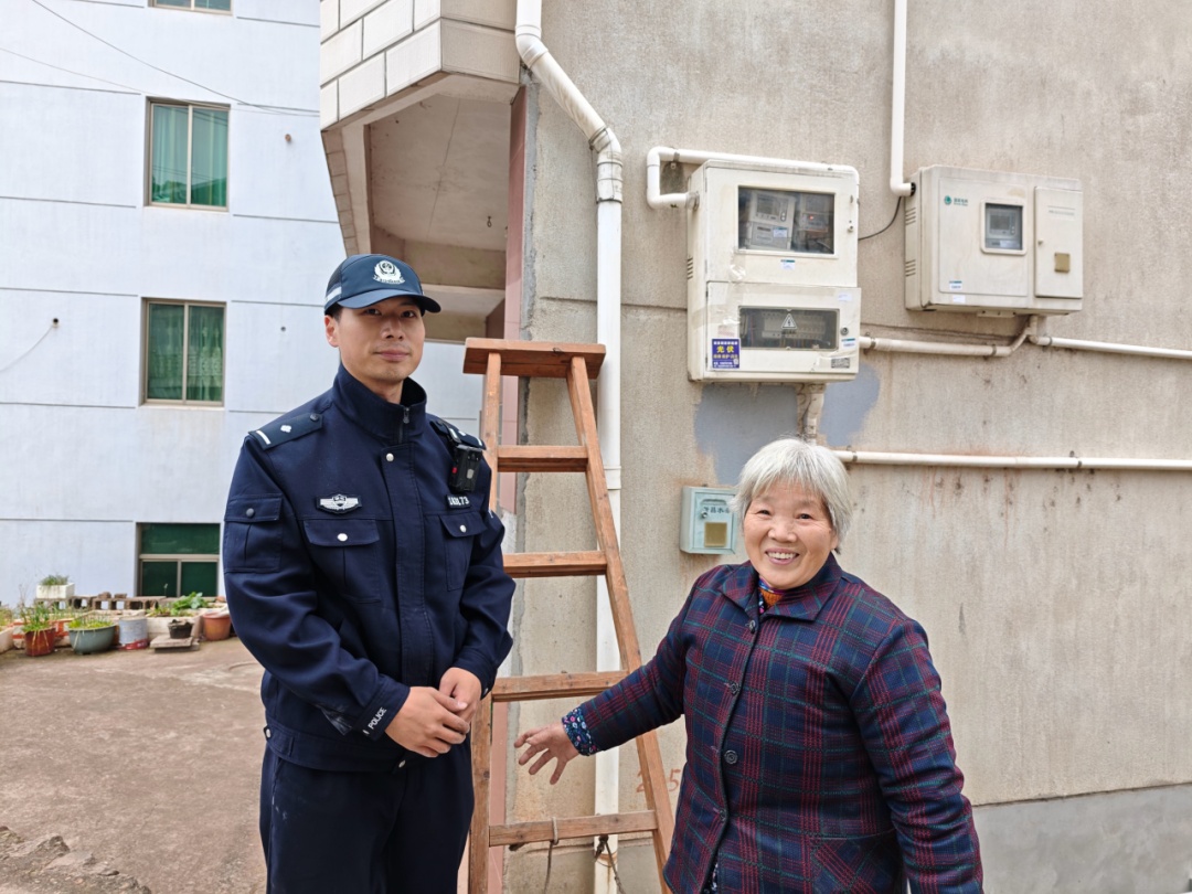 民警爬高为独居老人“拴”住安全感