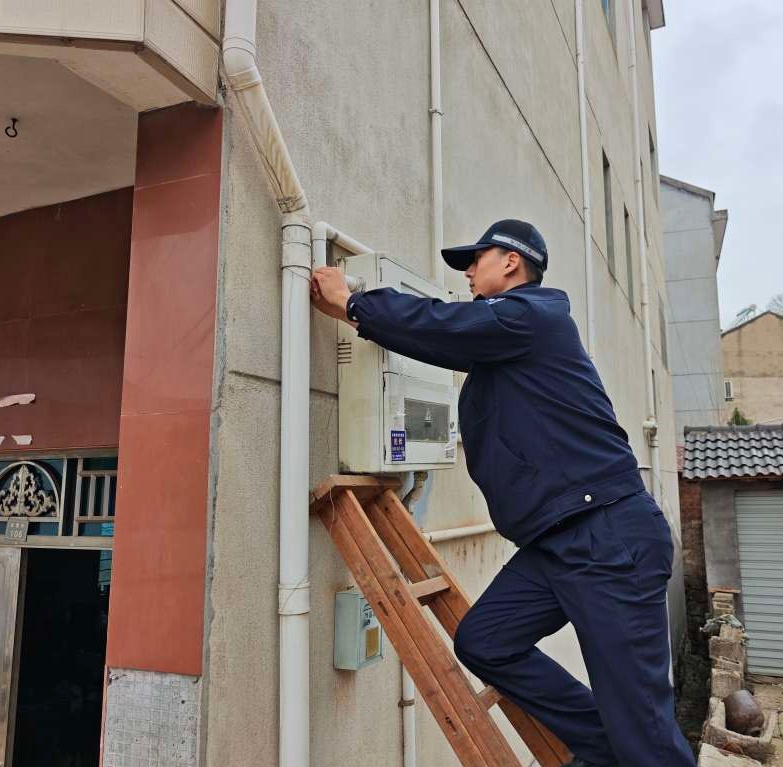 民警爬高为独居老人“拴”住安全感