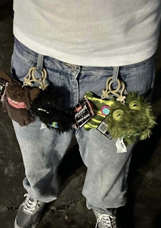 “审丑”消费崛起 年轻人在“不完美”里找解药