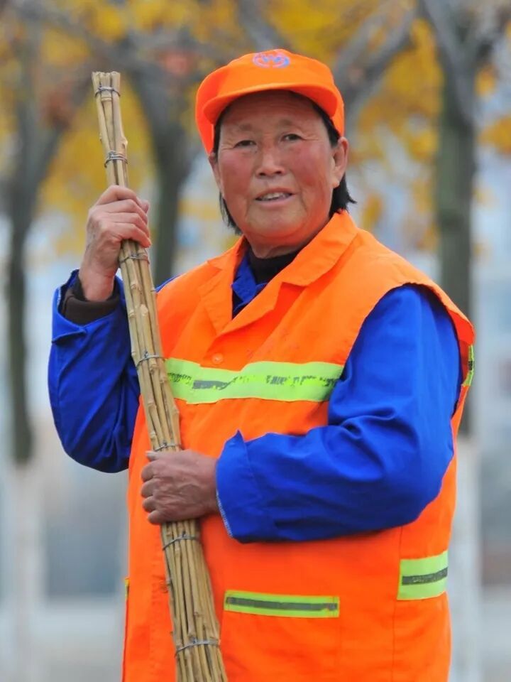 靠扫大街、拾荒助学，28年她捐了40多万元！