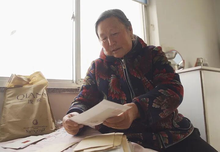 靠扫大街、拾荒助学，28年她捐了40多万元！