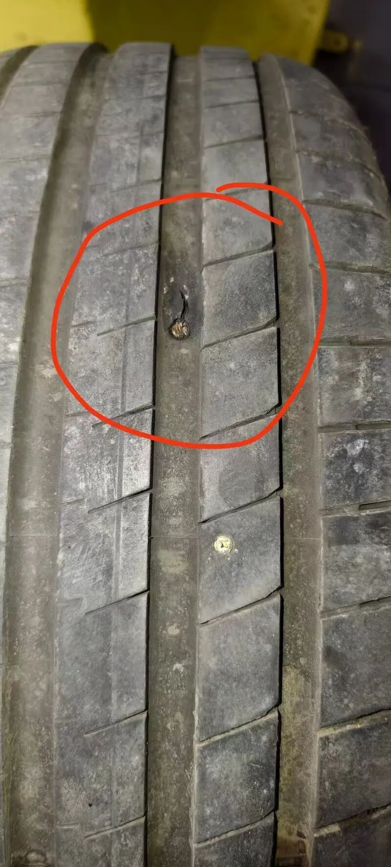 长约1米,底部还有弯钩!北京一车主的轮胎被路面遗撒扎爆,损失谁担? 长约1米,底部还有弯钩!北京一车主的轮胎被路面遗撒扎爆,损失谁担?