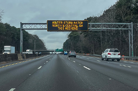 美国14个州和华盛顿特区宣布进入紧急状态