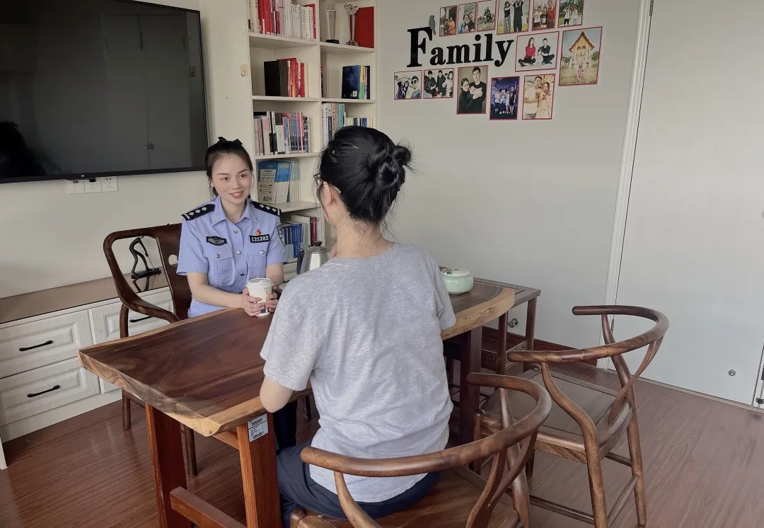 关键时刻,民警亮出“隐藏身份”! 关键时刻,民警亮出“隐藏身份”!