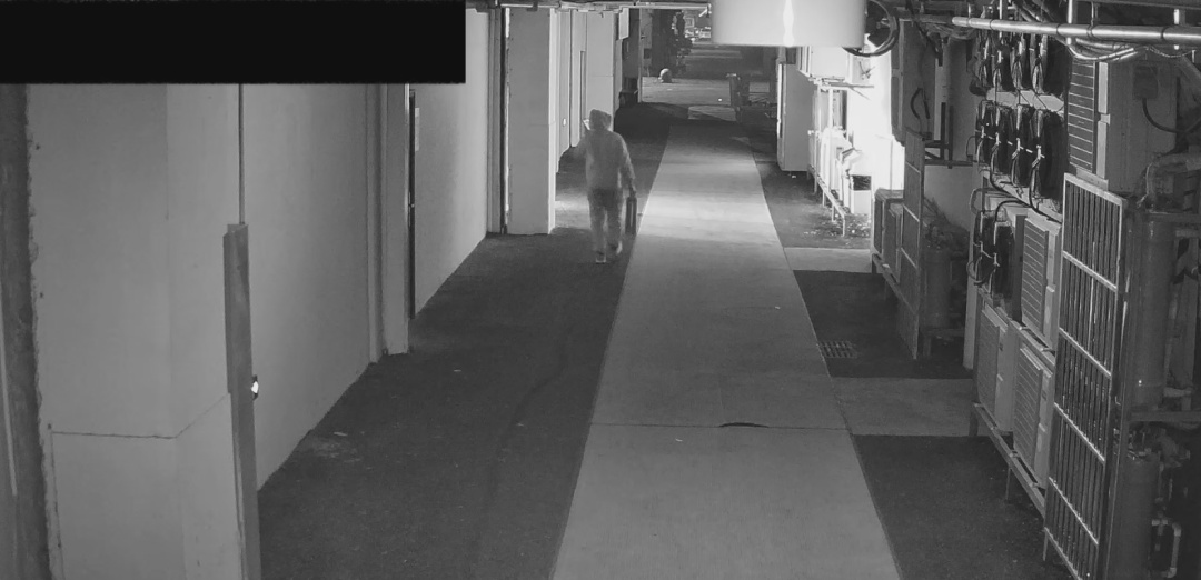 上厕所没纸，一男子情绪失控纵火烧厂房......